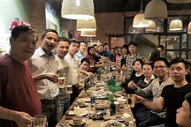 Cổ động viên tuyển Việt Nam đặt kín bàn quán nhậu để cổ vũ đội nhà