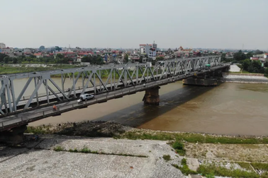 Mặt cầu cửa ngõ Hà Nội nham nhở "sống trâu, ổ gà"