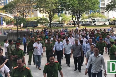 Phó Thủ tướng thăm động viên cư dân sau vụ cháy 13 người chết