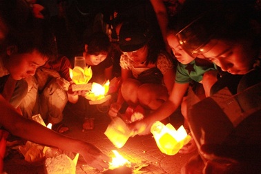 Đèn hoa đăng thắp sáng sông Hà Thanh