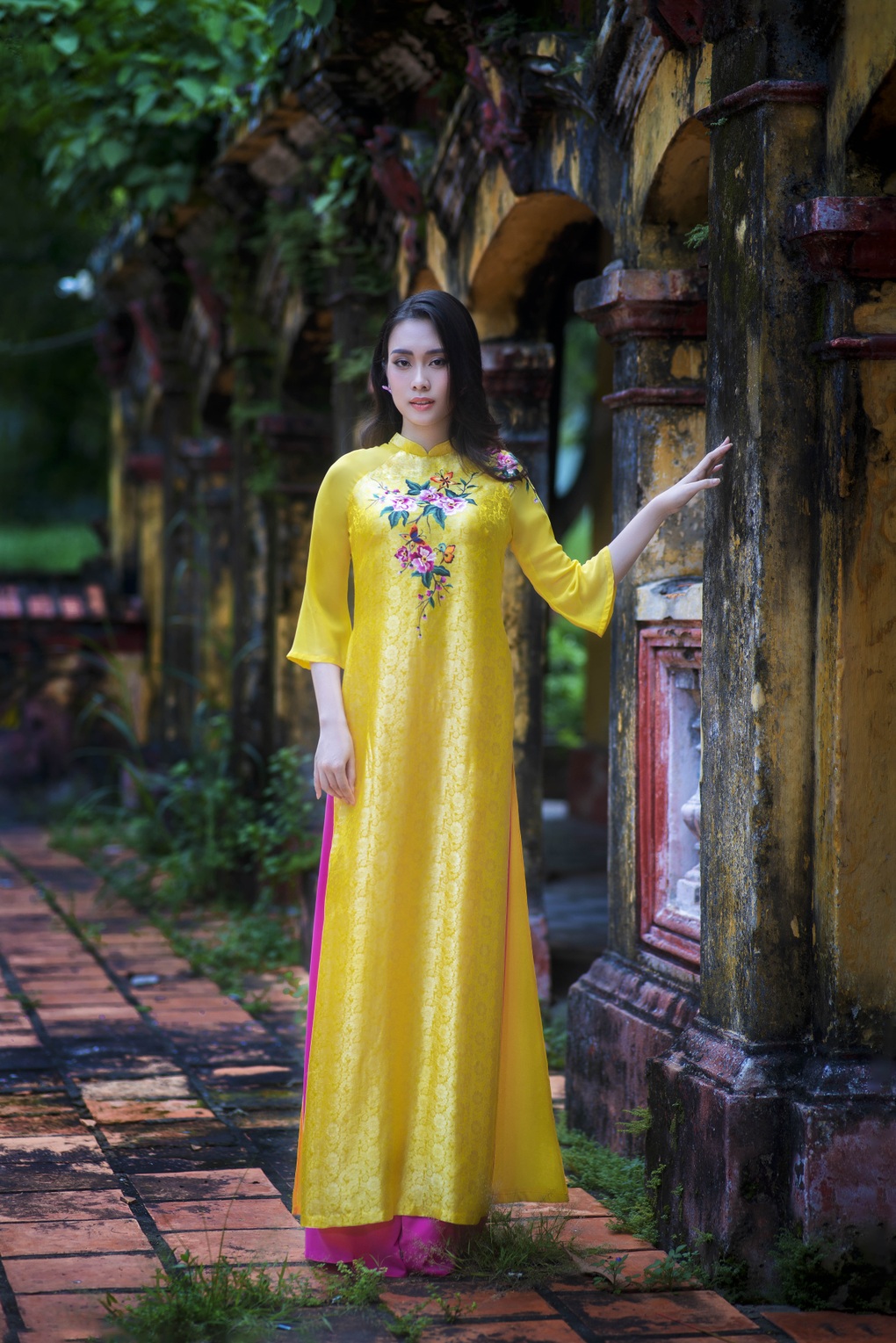 Hoa hậu Ban Mai khoe vẻ đẹp mong manh trong áo dài lụa Hà Đông - 2 Hoa hậu Ban Mai khoe vẻ đẹp mong manh trong áo dài lụa Hà Đông - 2