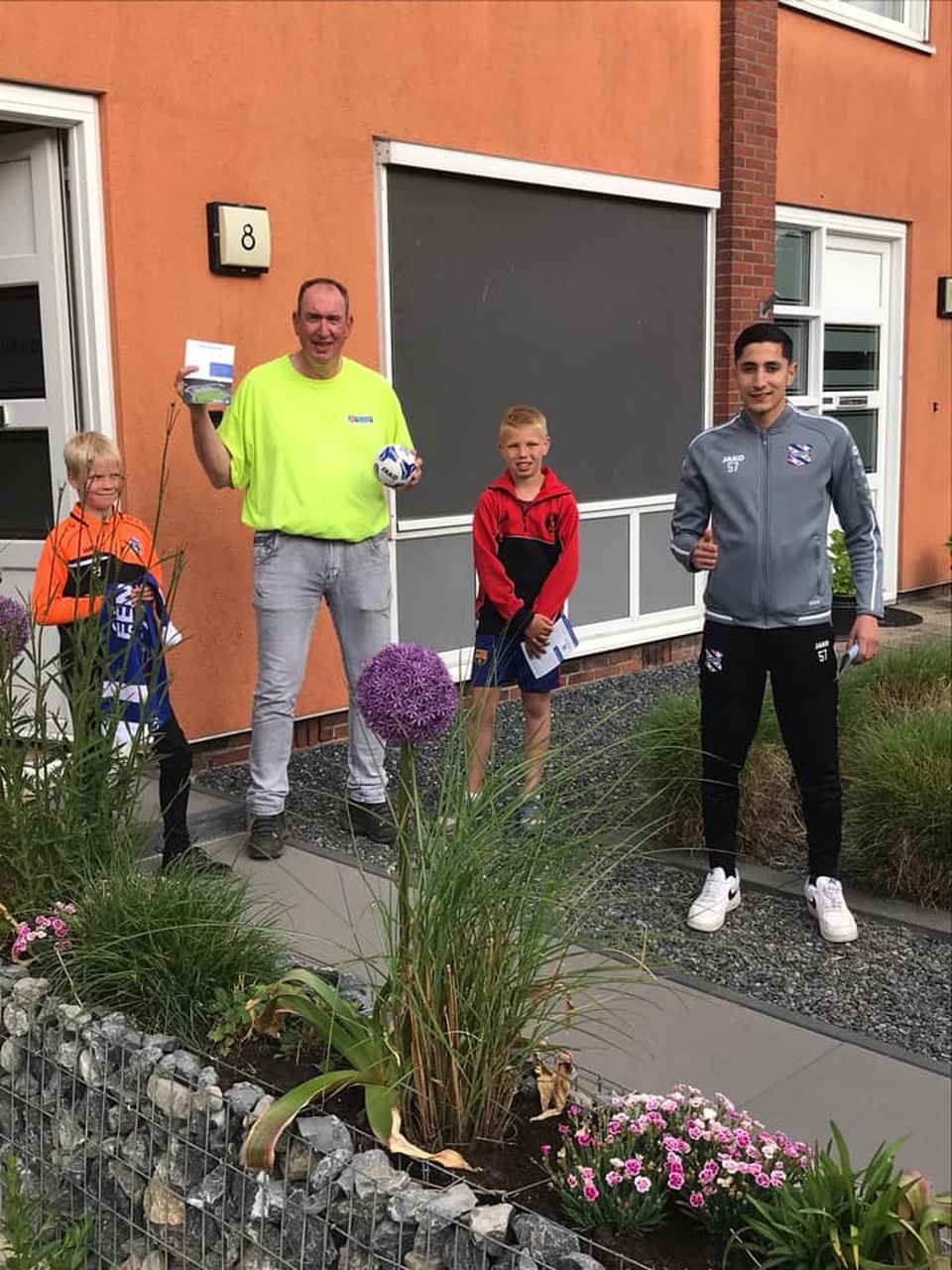 Văn Hậu rạng rỡ bên cạnh các cổ động viên Heerenveen - 12 Văn Hậu rạng rỡ bên cạnh các cổ động viên Heerenveen - 12