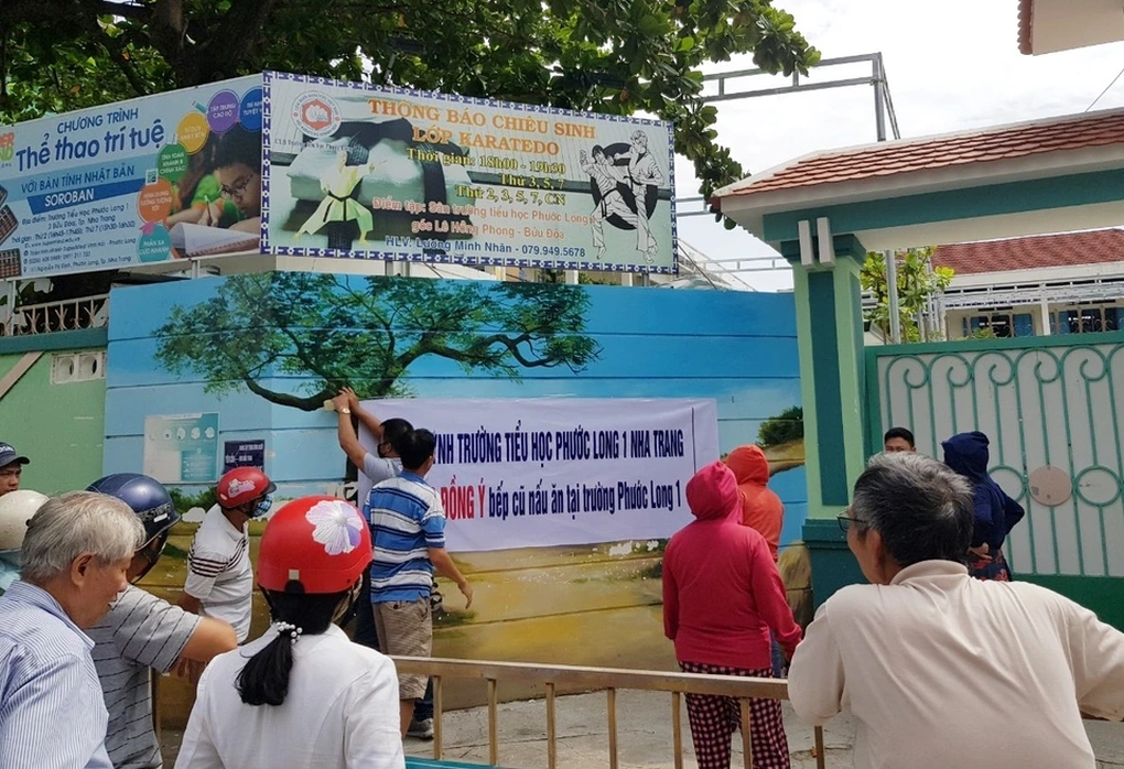 11 học sinh với 2 gói mì trộn cơm: Ăn luôn trên bữa ăn của học trò! - 3