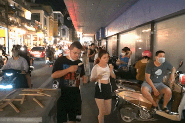 Phố Tràng Tiền đông nghịt người mua kem ăn bất chấp lệnh cấm sau 21h đêm