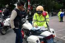 Hà Nội: Hơn 100 người đi bộ bị CSGT xử phạt