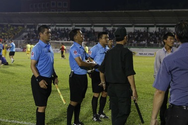Trưởng đoàn HA Gia Lai nói gì về pha bẻ còi của trọng tài?