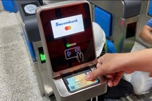 Người dân có thể quét CCCD, Mastercard để đi Metro số 1 miễn phí