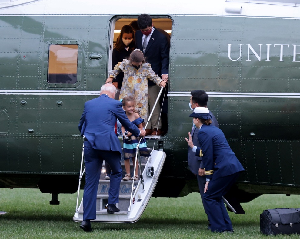 Ông Biden đích thân đưa khách đặc biệt thăm trực thăng tổng thống - 7