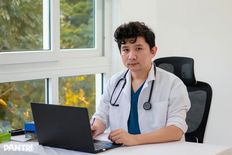 Bánh cốm làm cạnh nhà vệ sinh, bim bim la liệt trên sàn nhà bụi bặm - 12