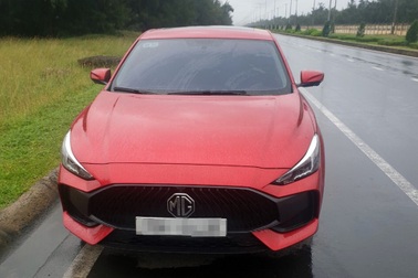 Chiếc ô tô màu đỏ đỗ trên bờ, nữ chủ nhân tử vong dưới biển