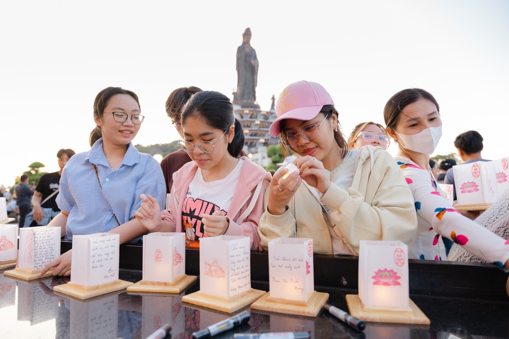 Đại lễ dâng đăng lớn bậc nhất năm trong ngày Tết Nguyên Tiêu tại núi Bà Đen - 2 Đại lễ dâng đăng lớn bậc nhất năm trong ngày Tết Nguyên Tiêu tại núi Bà Đen - 2