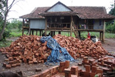 Phá nhà sàn để bán gỗ trắc