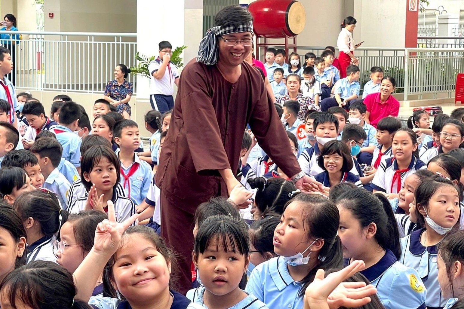 مقترح إعفاء أبناء المعلمين من الرسوم الدراسية ضرورة لتجنب الضرر... - 2 Đề xuất miễn học phí cho con giáo viên, cần tránh gây tổn thương... - 2
