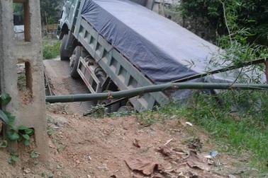 Xe tải né trạm cân, gây sập cầu tạm?