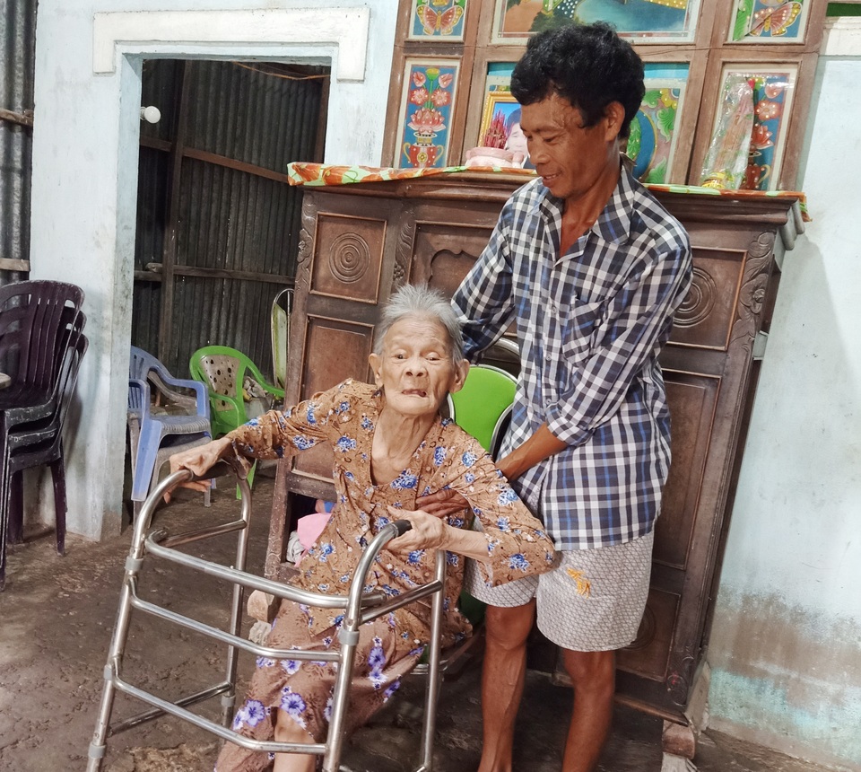 Gần 200 triệu đồng của bạn đọc giúp đỡ cậu bé “vô thừa nhận” và gia đình - 2 Gần 200 triệu đồng của bạn đọc giúp đỡ cậu bé “vô thừa nhận” và gia đình - 2