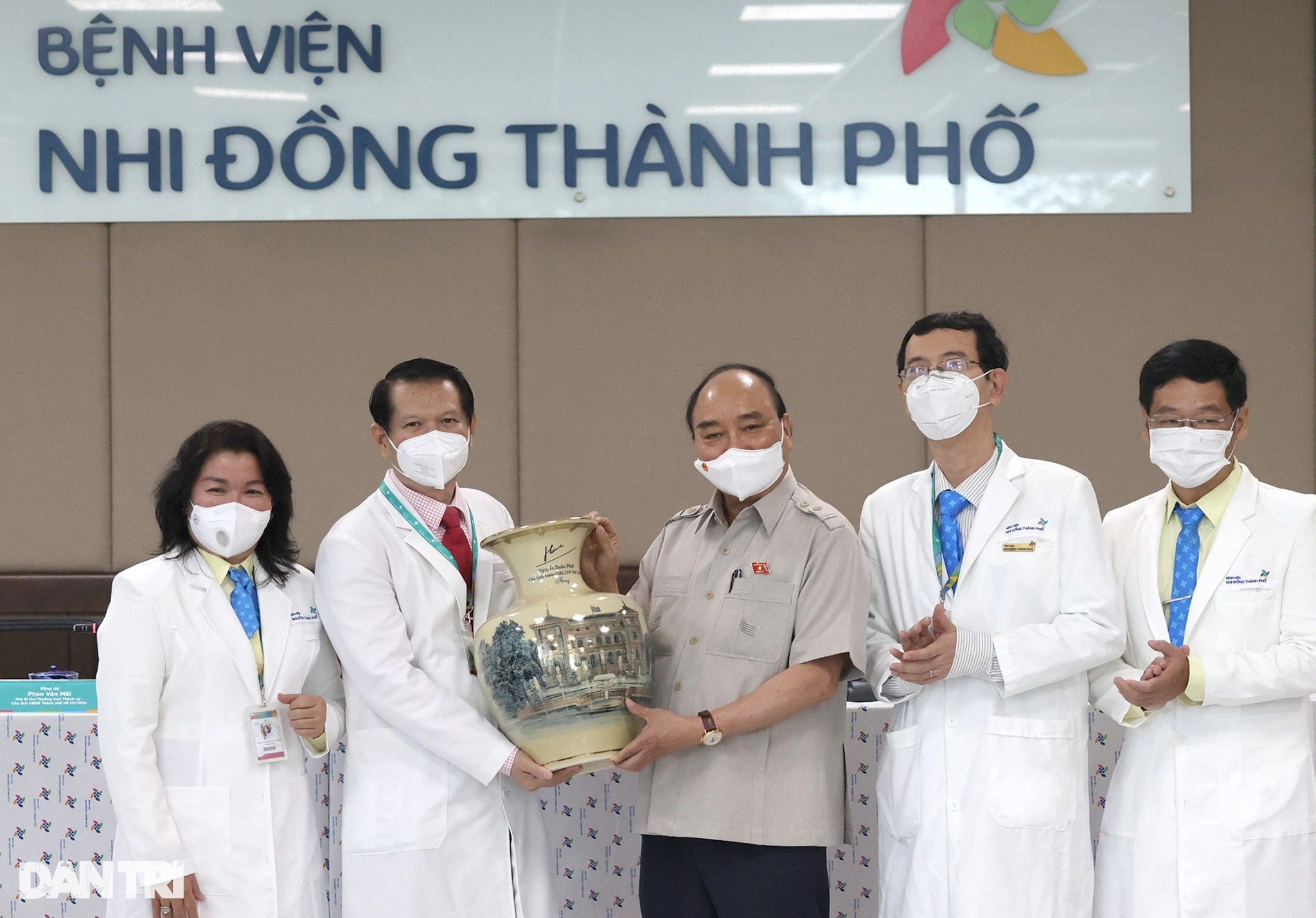 Chủ tịch nước Nguyễn Xuân Phúc thăm hỏi, tặng quà bệnh nhi tại TPHCM - 8 Chủ tịch nước Nguyễn Xuân Phúc thăm hỏi, tặng quà bệnh nhi tại TPHCM - 8