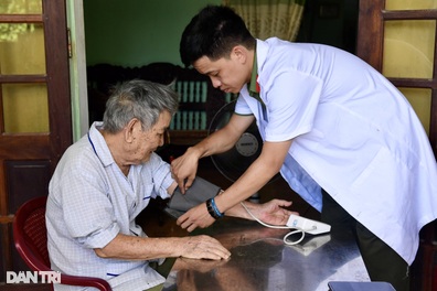 Báo Dân trí tổ chức khám sức khỏe cho Mẹ Việt Nam Anh hùng, người có công