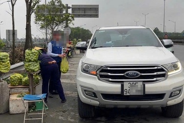 Hàng loạt tài xế ô tô bị xử phạt vì dừng xe mua ổi