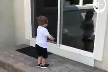 Thán phục em bé 3 tuổi cực kỳ khéo léo