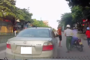 Đột ngột dừng ô tô giữa đường để... nhặt tiền rơi