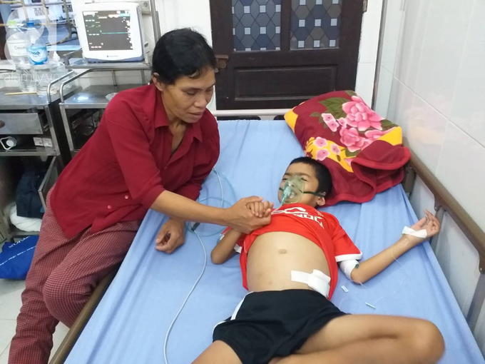 Câu nói trong nước mắt của bé trai 10 tuổi mắc bệnh ung thư gan bên người cha tật nguyền: Câu nói trong nước mắt của bé trai 10 tuổi mắc bệnh ung thư gan bên người cha tật nguyền: