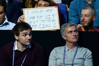 CĐV bán xe hơi để ngồi cạnh... Mourinho