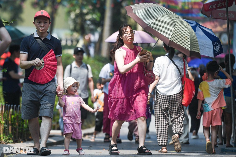 Miền Bắc ngày nắng nóng, chiều tối có mưa