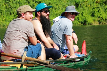 Đại sứ du lịch Việt Nam cùng bạn thích thú ngắm cảnh đẹp Tràng An