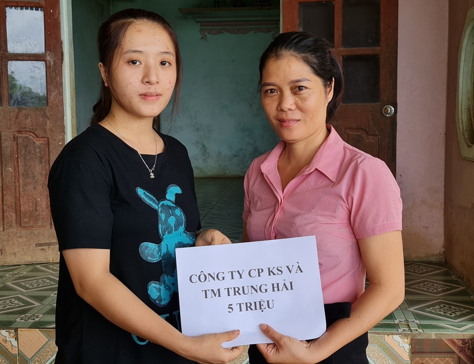 Bạn đọc Dân trí “tiếp sức” cùng nữ sinh nghèo dân tộc Thổ - 7