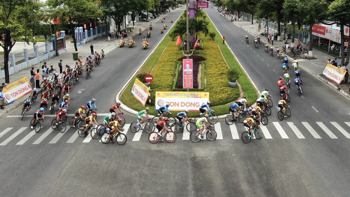 Nguyễn Tấn Hoài té ngã, mất áo xanh tại giải xe đạp xuyên Việt năm 2022 - 2 Nguyễn Tấn Hoài té ngã, mất áo xanh tại giải xe đạp xuyên Việt năm 2022 - 2
