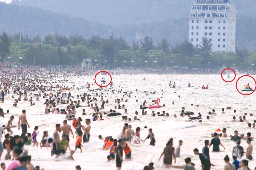 Mô tô nước tung hoành các bãi tắm: Ô nhiễm, nguy hiểm, cần cách ly - 2 Mô tô nước tung hoành các bãi tắm: Ô nhiễm, nguy hiểm, cần cách ly - 2