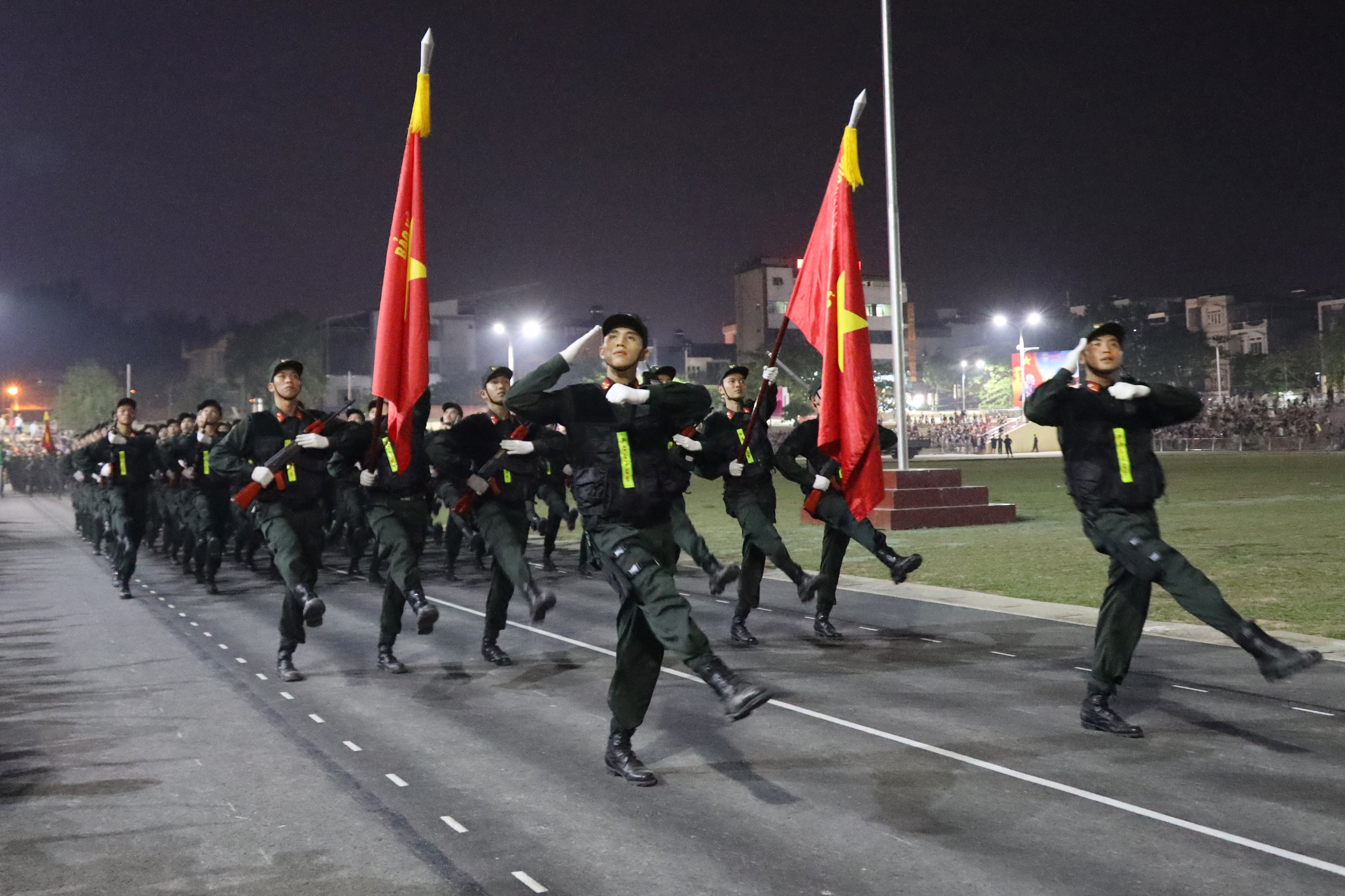 View - Người dân Điện Biên "tiếp lửa" các chiến sĩ tập luyện diễu binh giữa đêm | Báo Dân trí