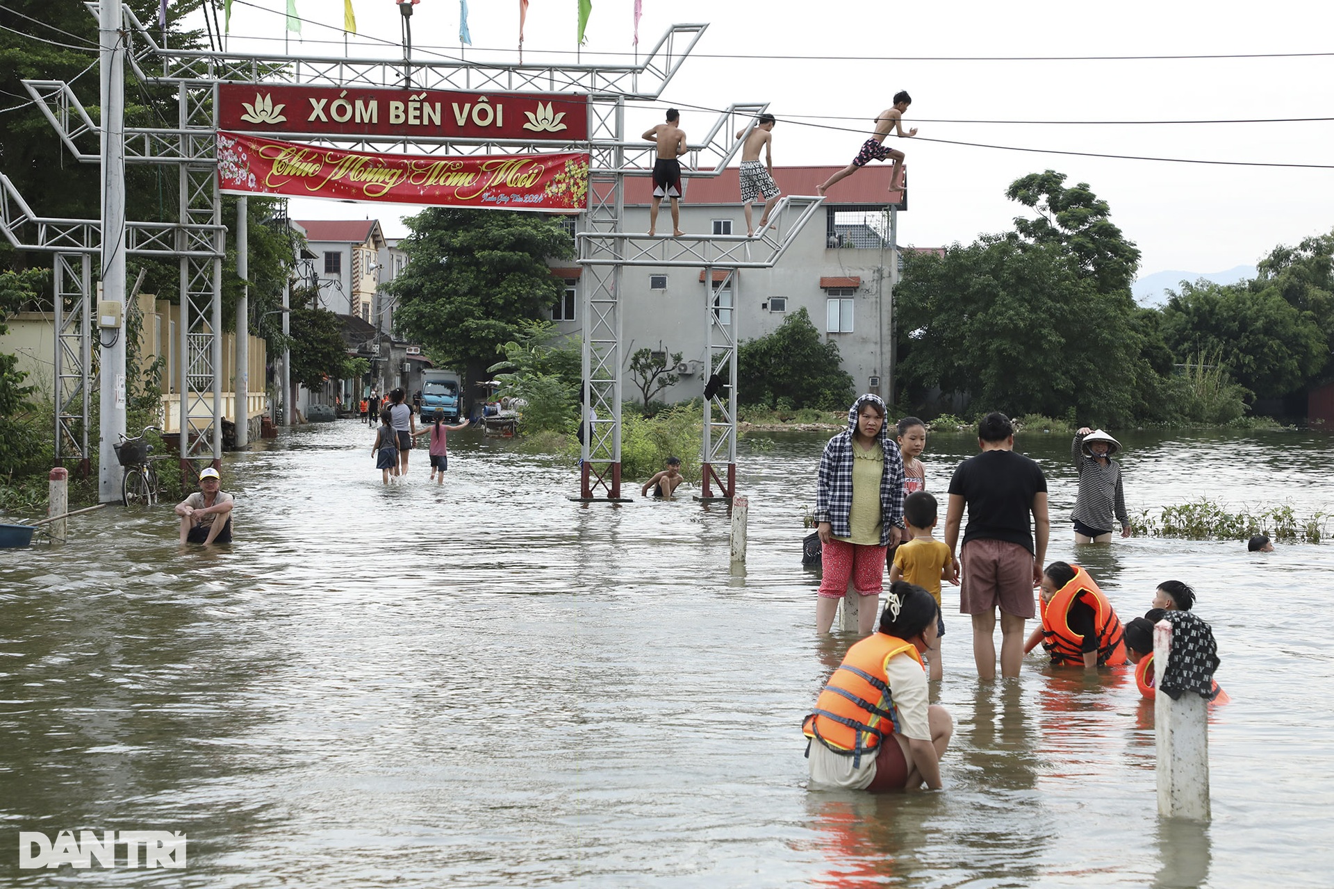 View - Hanoi village isolated by flooding | DTiNews - Dan Tri International, the news gateway of Vietnam