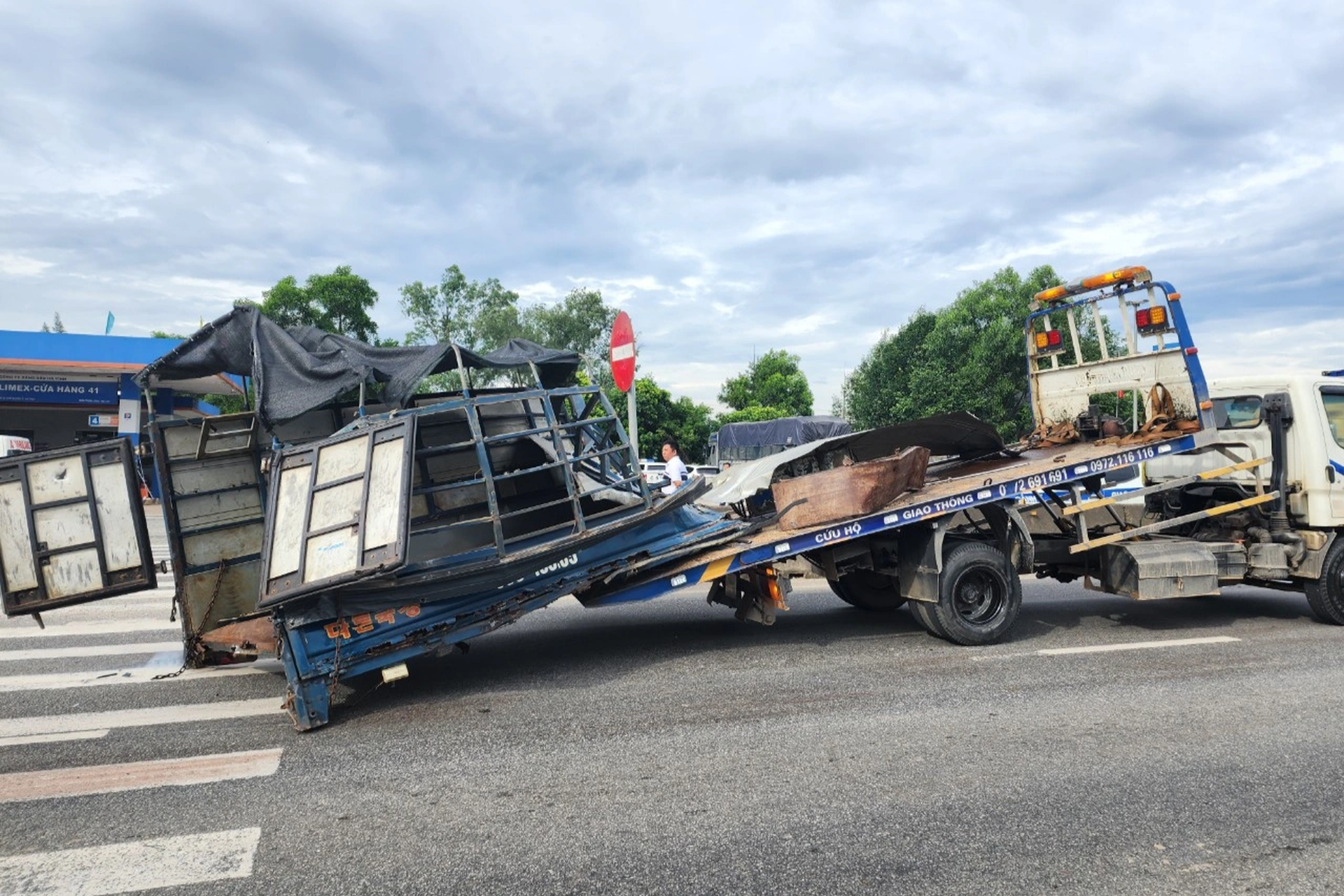 Hiện trường vụ tai nạn liên hoàn khiến xe tải đứt đôi, 3 người tử vong - 8 Hiện trường vụ tai nạn liên hoàn khiến xe tải đứt đôi, 3 người tử vong - 8