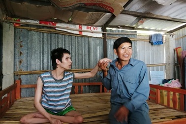 Nghẹn ngào cảnh "gà trống" bệnh tật sống lay lắt nuôi con tật nguyền