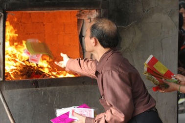 Hóa vàng dịp lễ Vu Lan: “Mua tiền giả để đốt thật lãng phí và vô nghĩa!”
