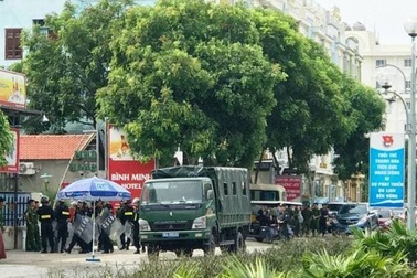 Nhóm người đánh nhau gây náo loạn khu du lịch biển, xe cấp cứu cũng bị "giam"