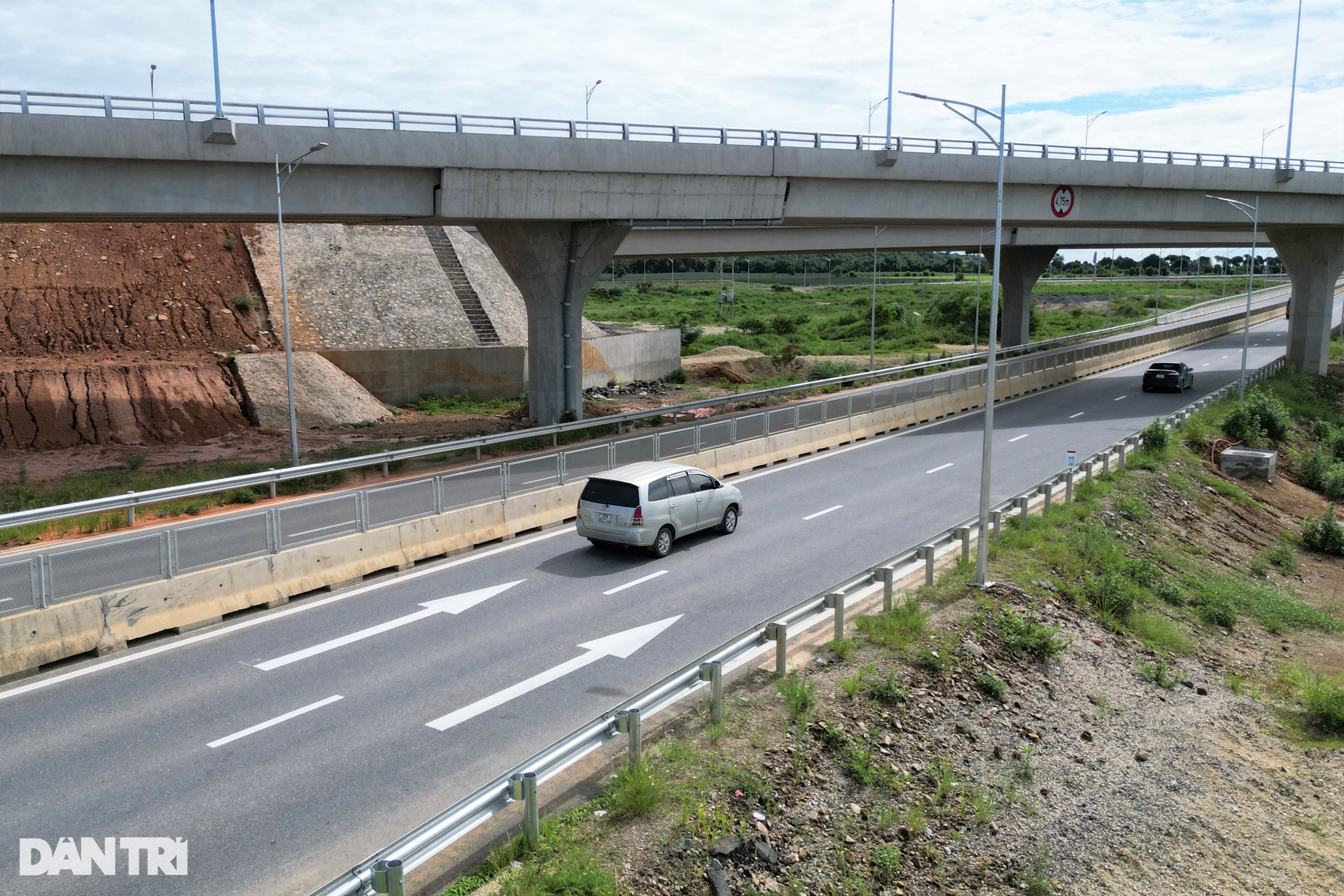 Cận cảnh tuyến đường hơn 20km tiêu tốn gần 2.000 tỷ đồng ở Ninh Bình - 16 Cận cảnh tuyến đường hơn 20km tiêu tốn gần 2.000 tỷ đồng ở Ninh Bình - 16