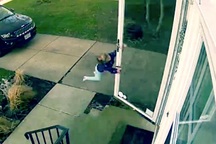 Clip em bé suýt bị gió thổi bay khi mở cửa vào nhà