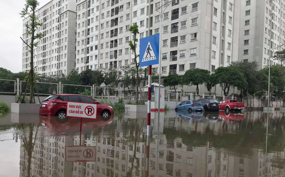 Hà Nội: Hàng loạt ô tô chìm trong dòng nước sau cơn mưa lớn - 4 Hà Nội: Hàng loạt ô tô chìm trong dòng nước sau cơn mưa lớn - 4