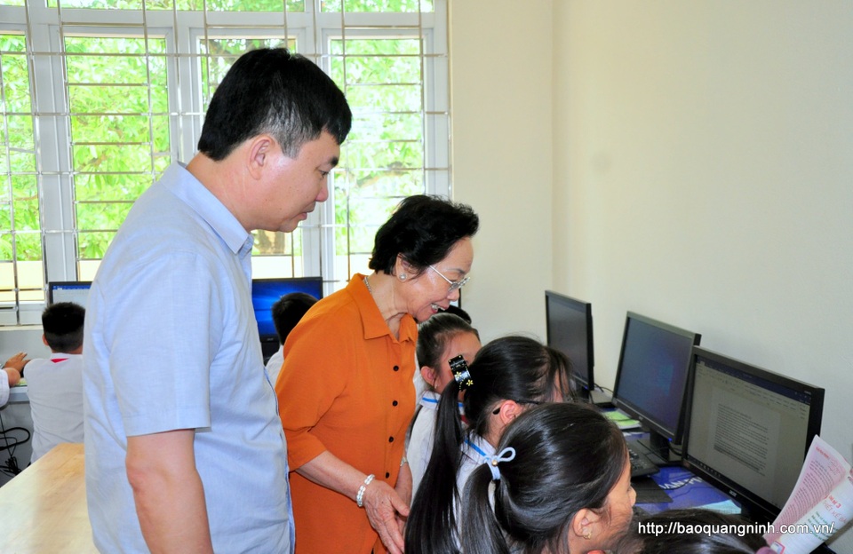 Chủ tịch Hội Khuyến học VN thăm, tặng quà cô và trò Trường Tiểu học Đông Xá - 3 Chủ tịch Hội Khuyến học VN thăm, tặng quà cô và trò Trường Tiểu học Đông Xá - 3