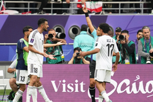 Trọng tài bị chỉ trích vì đuổi khỏi sân tiền đạo Aymen Hussein của Iraq