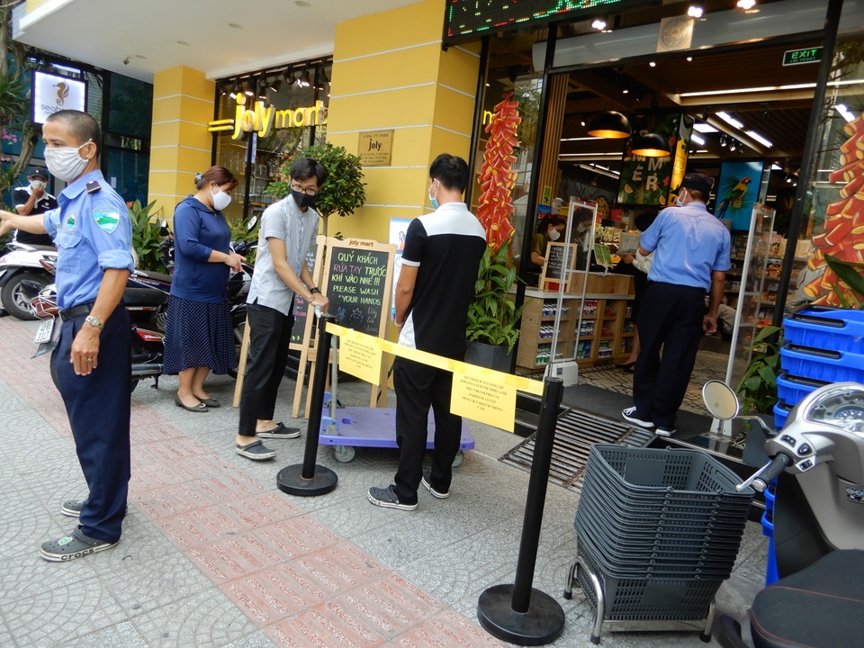 Đà Nẵng: Quán đóng cửa, quán chỉ mở phục vụ mang về nhà - 8 Đà Nẵng: Quán đóng cửa, quán chỉ mở phục vụ mang về nhà - 8