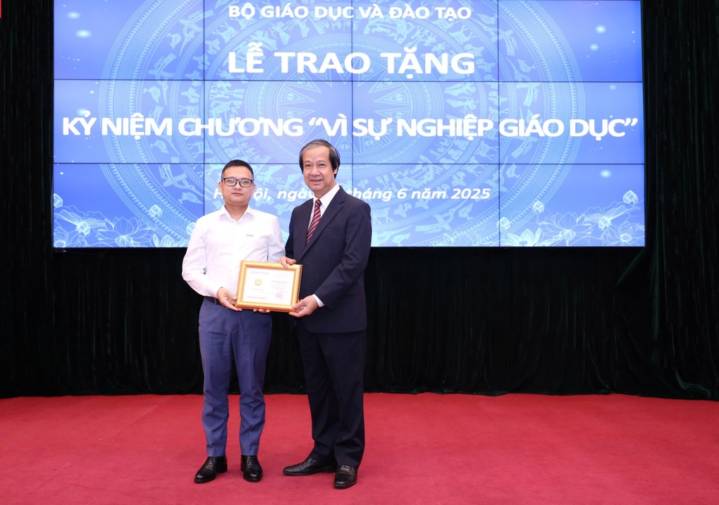 Báo Dân trí nhận kỷ niệm chương Vì sự nghiệp giáo dục - 1 Báo Dân trí nhận kỷ niệm chương Vì sự nghiệp giáo dục - 1