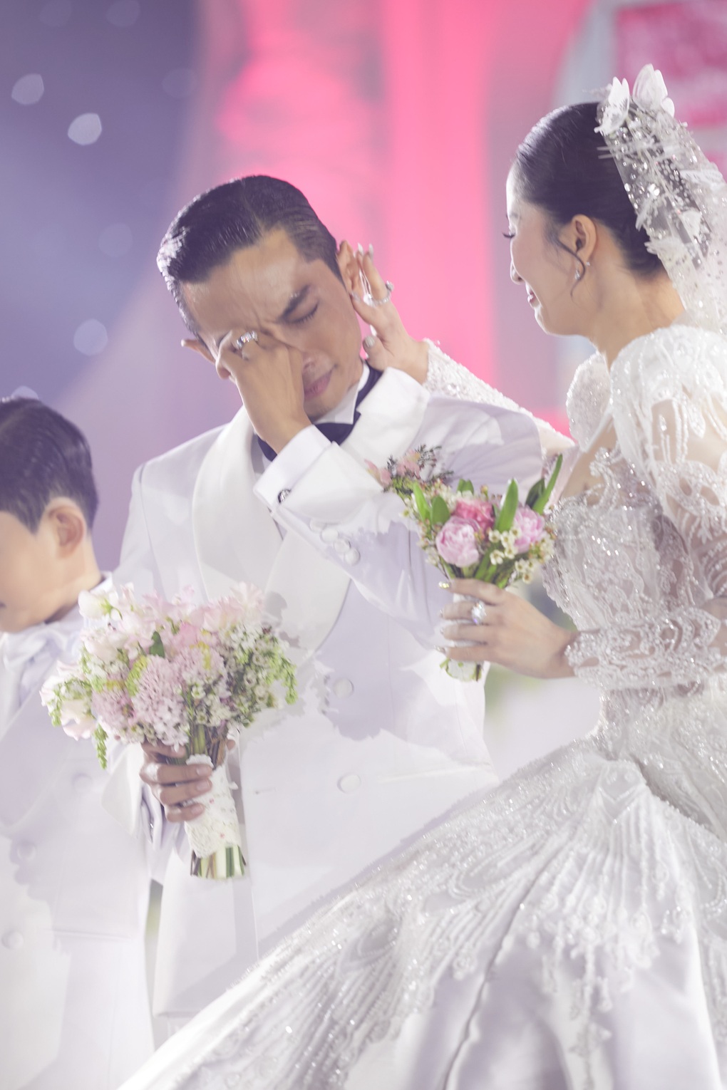 Khánh Thi - Phan Hiển ôm nhau khóc trong đám cưới xa hoa hơn 1.000 khách - 2 Khánh Thi - Phan Hiển ôm nhau khóc trong đám cưới xa hoa hơn 1.000 khách - 2
