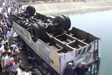 Ấn Độ: Xe buýt lao xuống sông, 44 người thiệt mạng