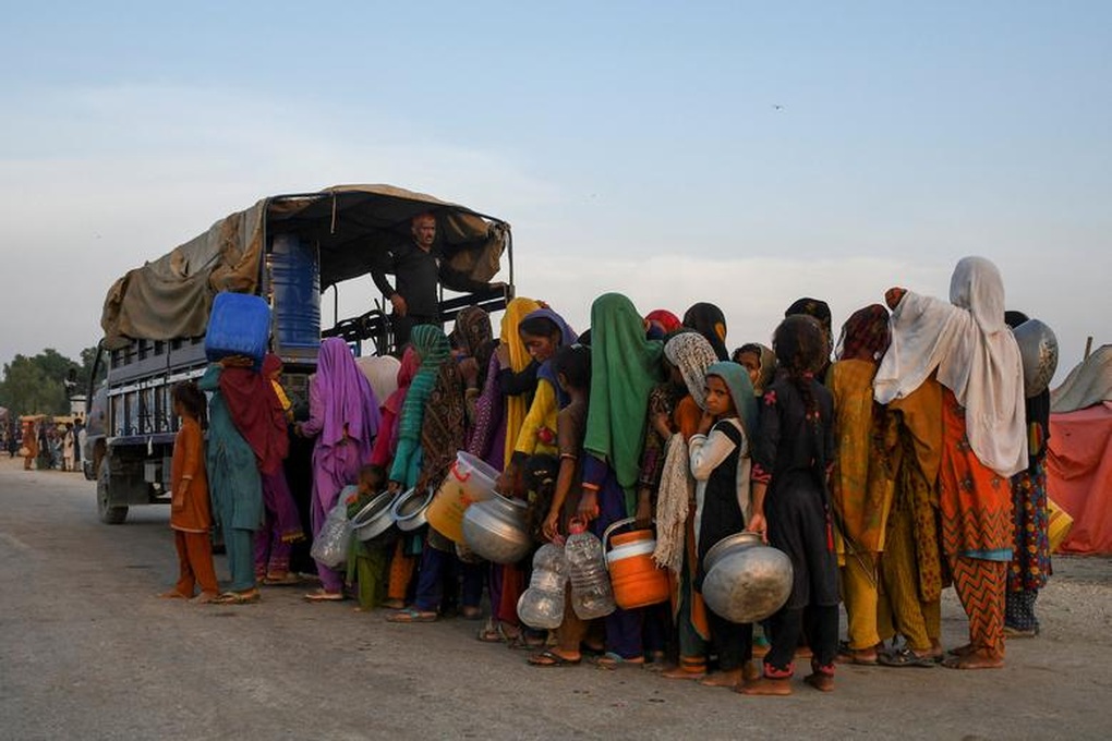 Lũ lụt lịch sử, hàng trăm nghìn người Pakistan lâm cảnh màn trời chiếu đất - 10 Lũ lụt lịch sử, hàng trăm nghìn người Pakistan lâm cảnh màn trời chiếu đất - 10