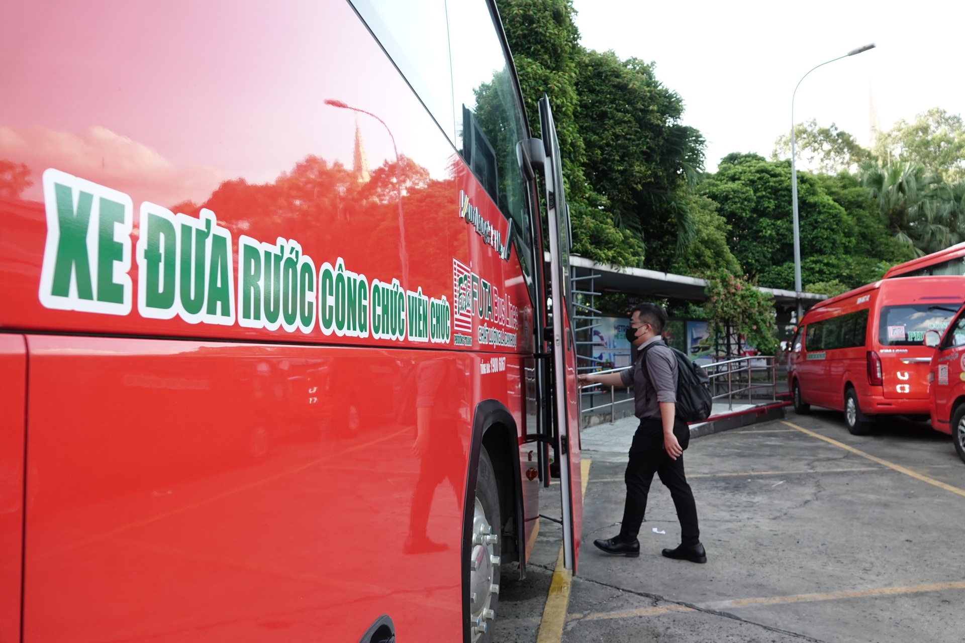 Chuyện những chuyến xe từ 4h, cán bộ công chức đi làm 100km mỗi ngày - 14 Chuyện những chuyến xe từ 4h, cán bộ công chức đi làm 100km mỗi ngày - 14