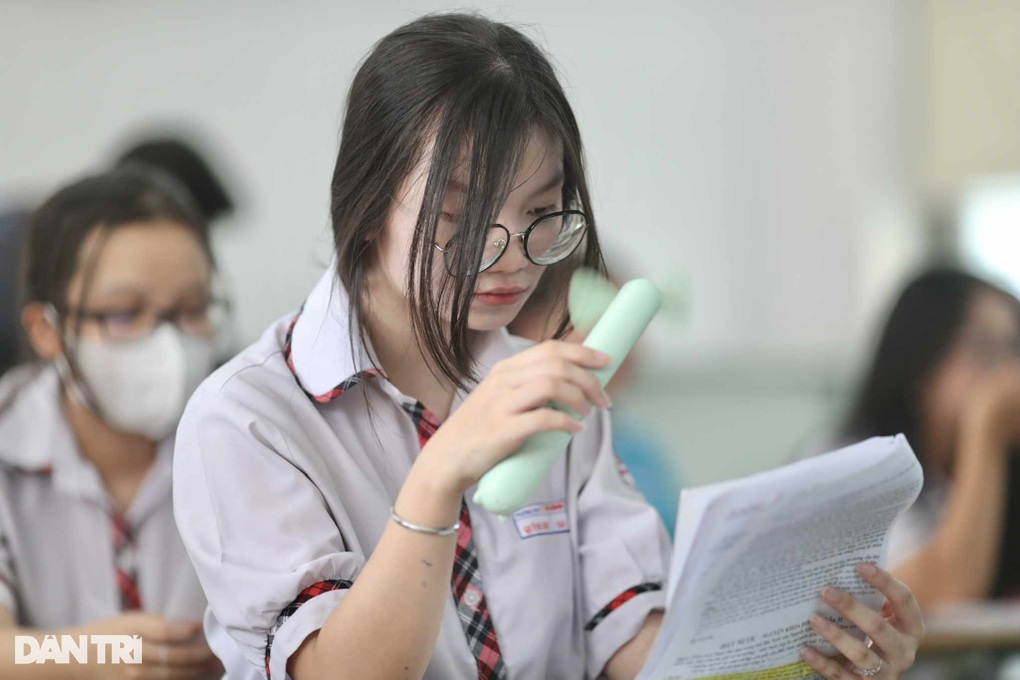 Cả triệu thí sinh làm thủ tục, bắt đầu kỳ thi tốt nghiệp THPT 2024 - 10 Cả triệu thí sinh làm thủ tục, bắt đầu kỳ thi tốt nghiệp THPT 2024 - 10