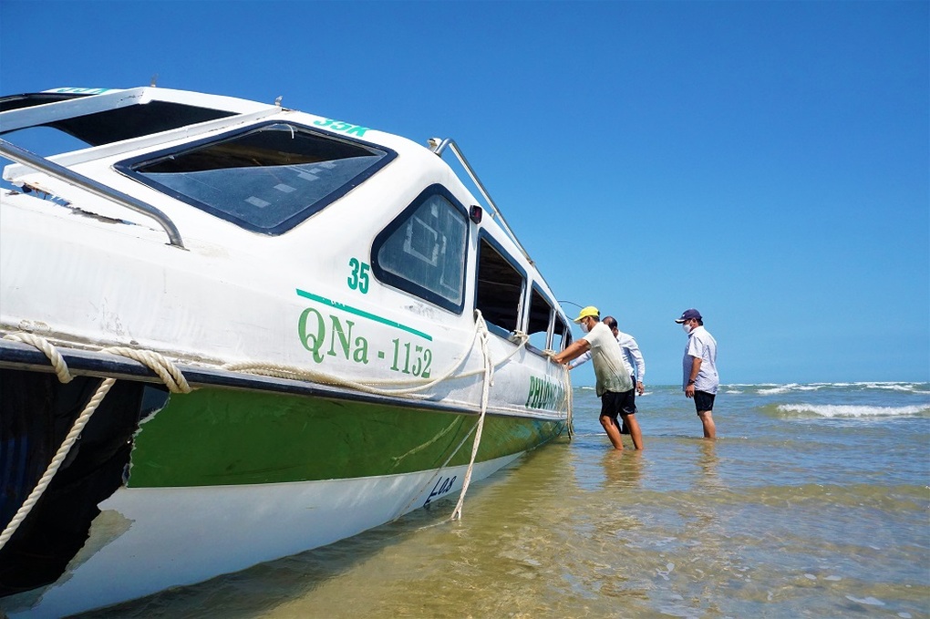 Vì sao chưa khởi tố bị can vụ lật ca nô khiến 17 người tử vong? - 1 Vì sao chưa khởi tố bị can vụ lật ca nô khiến 17 người tử vong? - 1